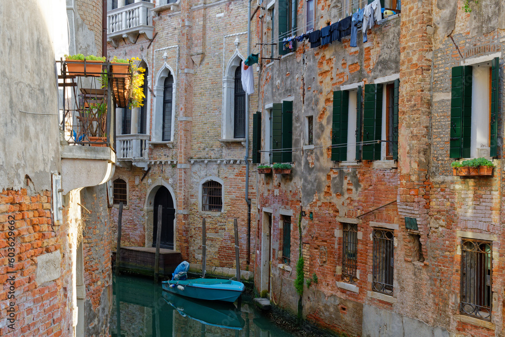petit canal, pont et gondole à venise - italie du nord,