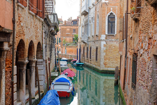 petit canal, pont et gondole à venise - italie du nord,