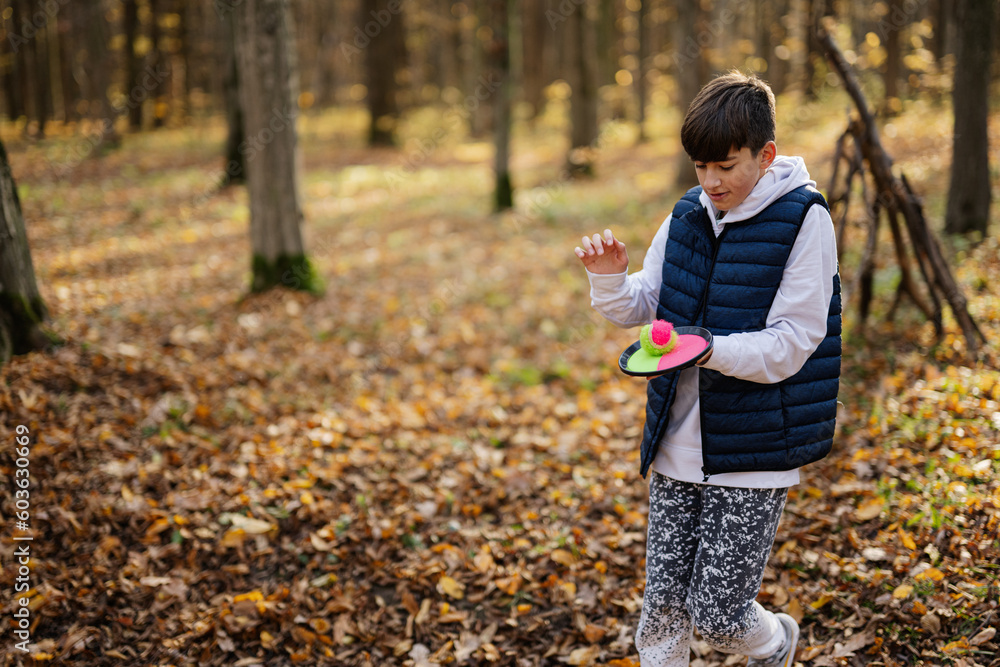 Φωτογραφία Autumn outdoor portrait of boy play with catch and toss ball game
