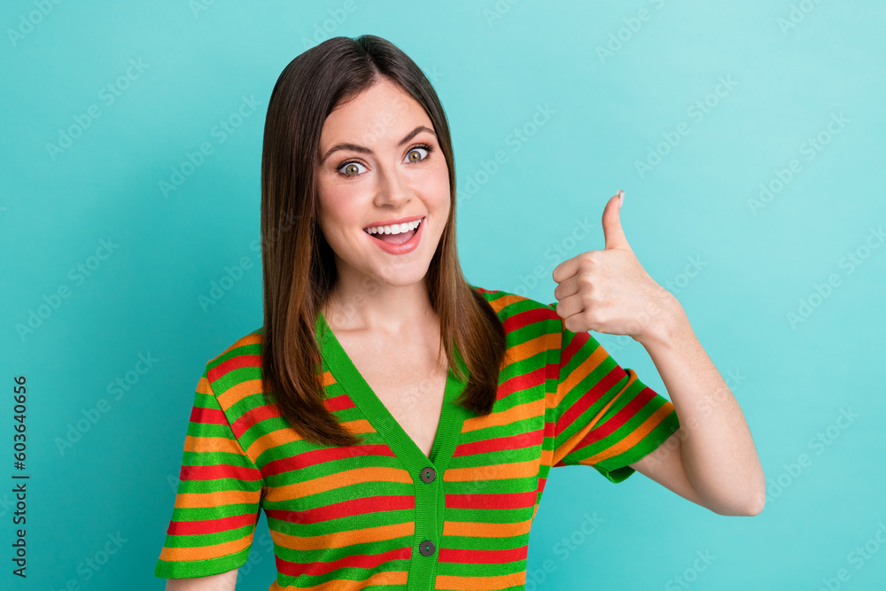 Φωτογραφία Portrait of cheerful adorable lady wear stylish clothes thumb up promoting new c