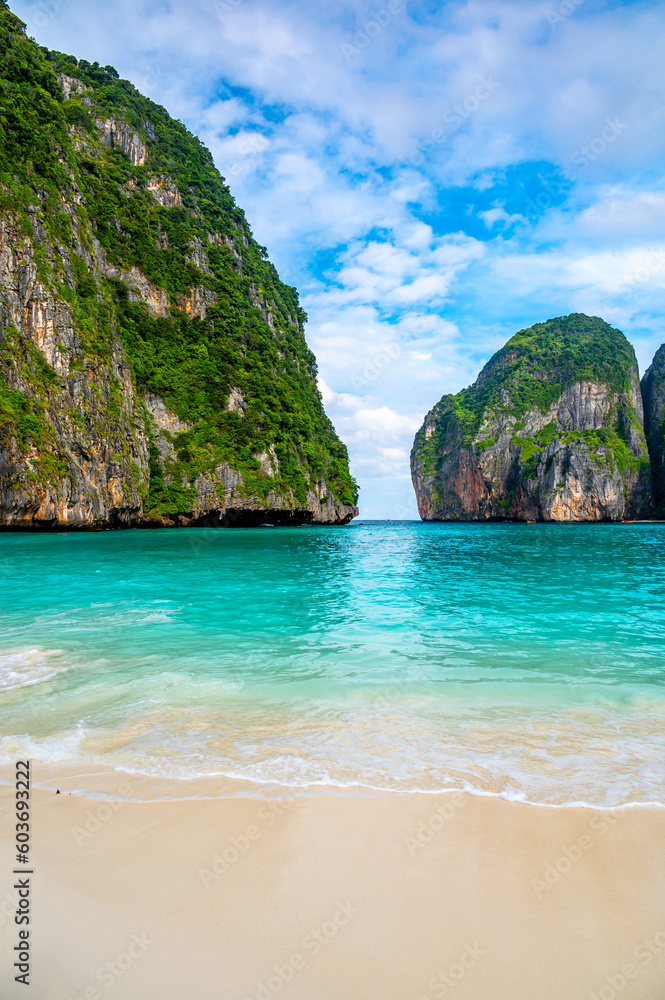Obraz premium View of famous Maya Bay, Thailand. One of the most popular beach in the world. Ko Phi Phi islands. Beach without people.