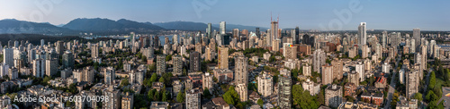 Photo panoramic aerial city view of Downtown Vancouver in British Columbia, Canada wit