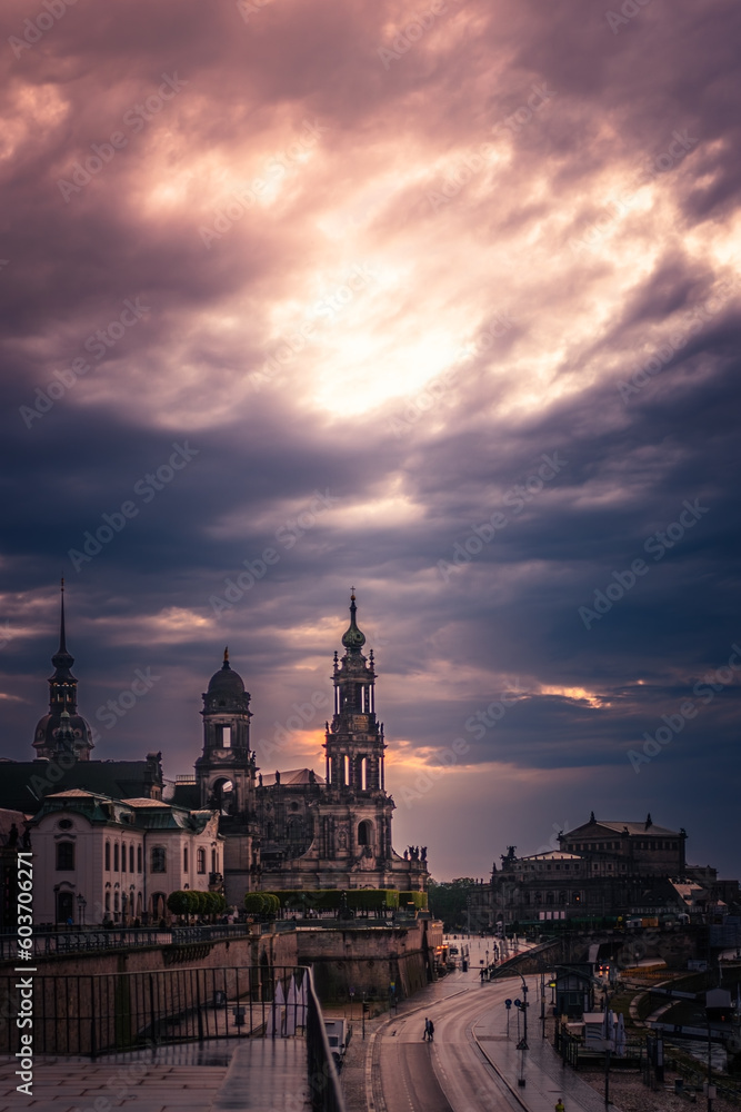 Sonnenuntergang über Dresden mit Brühlscher Terrasse, Hofkirche und Semperoper