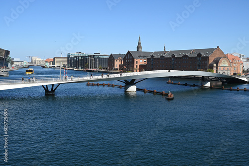 Pont Inderhavnsbroen reliant les quartiers de Nyhavn et Christianshavn de la ville de Copenhague