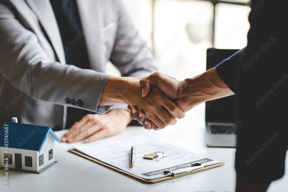 © Daenin - real estate agent Delivering sample homes to customers, mortgage loan contracts. Make a contract for hire purchase and sale of a house. and home insurance contracts, home mortgage loan concepts © Daenin - real estate agent Delivering sample homes to customers, mortgage loan contracts. Make a contract for hire purchase and sale of a house. and home insurance contracts, home mortgage loan concepts