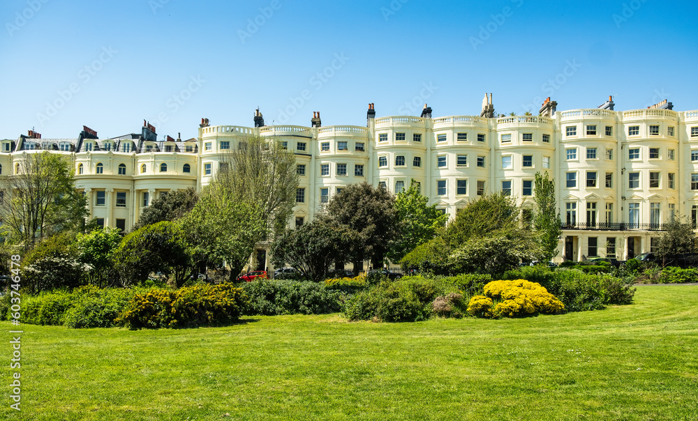 Obraz premium Noble Häuserzeile im klassizistischen Stil am Brunswick Square in Brighton and Hove, East Sussex, England