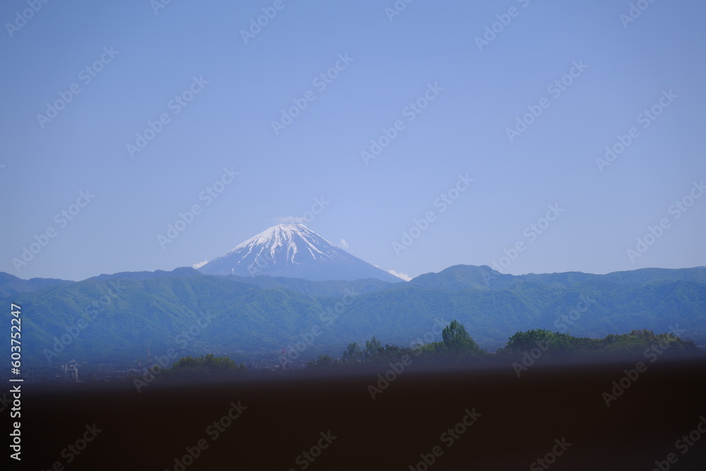 サービスエリアから見える富士山　Fuji seen from the service area