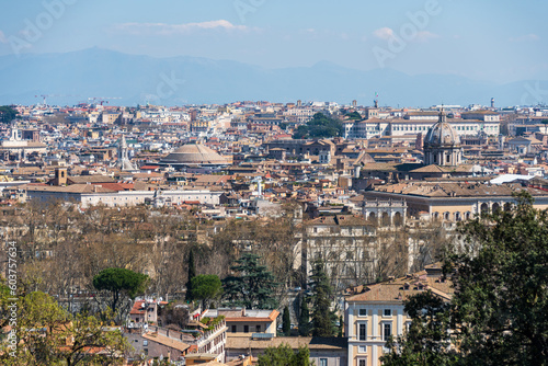 panoramischer Blick vom Gianicolo Hügel auf das historische Zentrum der Ewigen Stadt im Sonnenlicht © penofoto.de