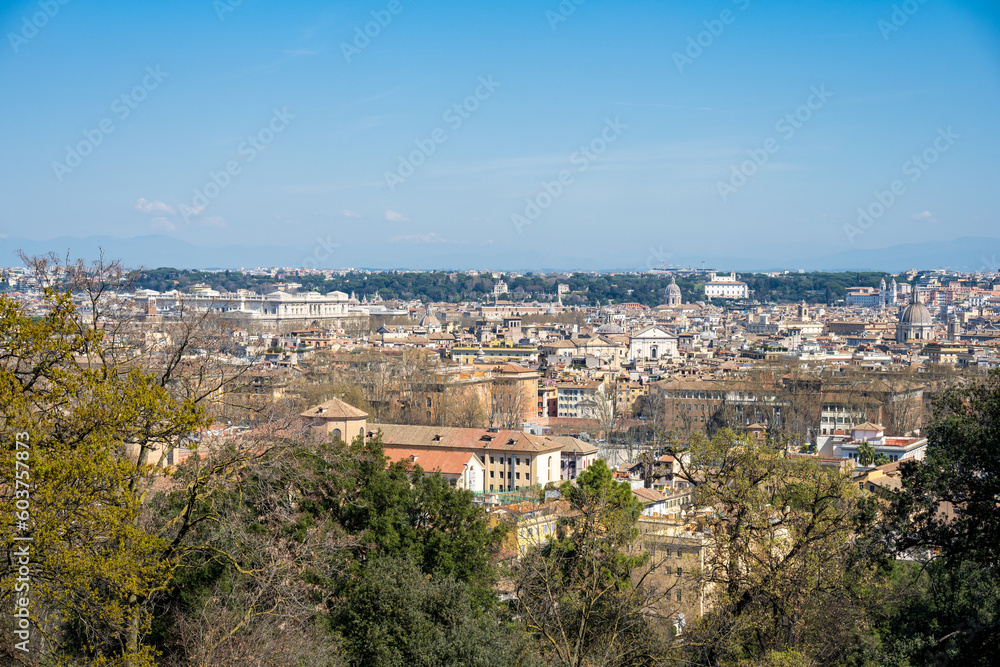 panoramischer Blick vom Gianicolo Hügel auf das historische Zentrum der Ewigen Stadt im Sonnenlicht