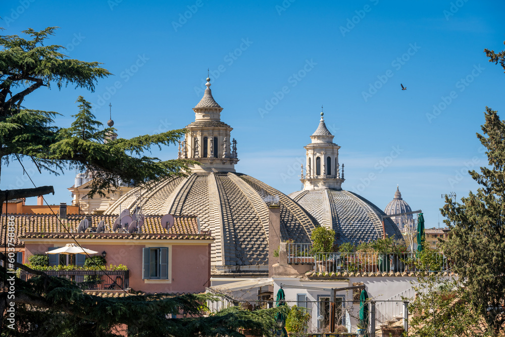 Rom, Italien, März 2023 Blick von der Viale delle Trinita dei Monti auf Dachterrassen und einige Kirchenkuppeln in der Nähe