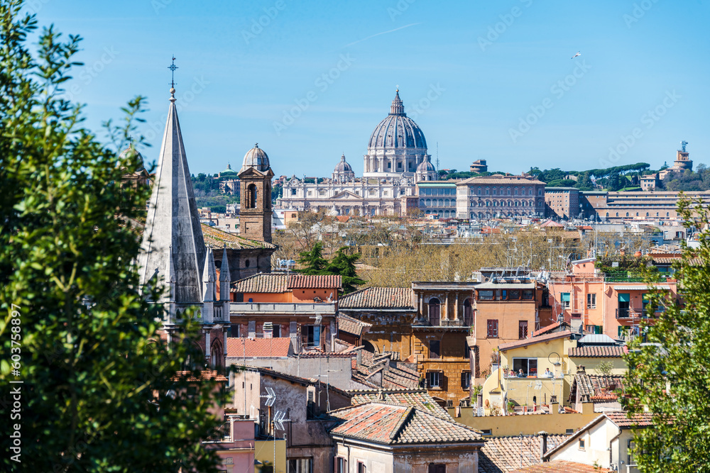 Rom, Italien, März 2023 Blick über die Stadt zum Vatikan mit Petersdom und deren Kuppel