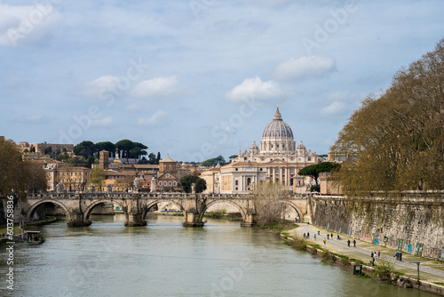 Rom, Italien, März 2023 Blick über den Tiber von der Ponte Umberto I auf dien Vatikan mit dem Petersdom und den Gebäuden der Päpstlichen Universität