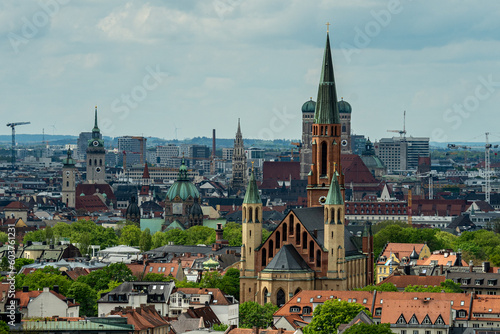 Die Münchner Frauenkirche versteckt sich hinter der alten Haidhausener Kirche