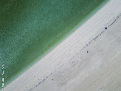 Biała piaszczysta plaża i turkusowa woda w morzu - Zachodnie wybrzeże Australii w pobliżu Monkey Mia