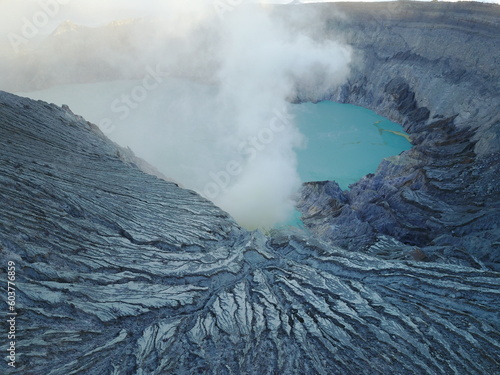 Krater aktywnego wulkanu Ijen wypełniony niebieskim jeziorem kwasu siarkowego na wschodniej Jawie w Indonezji © Tomasz Aurora