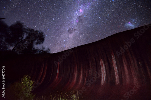 Droga Mleczna i Wielki Obłok Magellana na nocnym niebie w Australii Zachodniej - Nocne niebo nad Waves Rock.