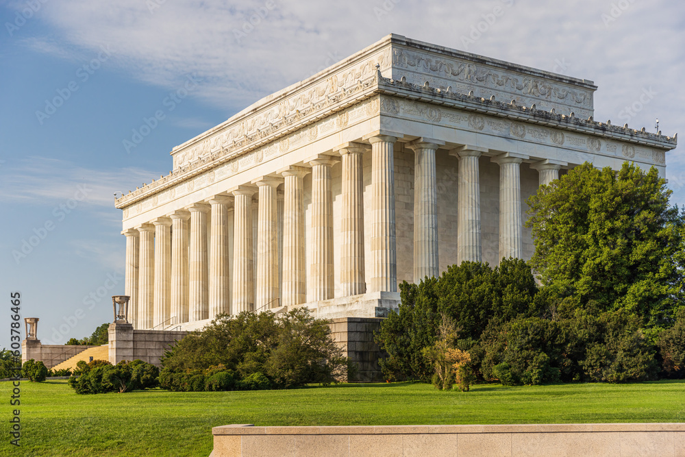 Fototapeta premium The Lincoln Memorial in Washington D.C. on a summer day