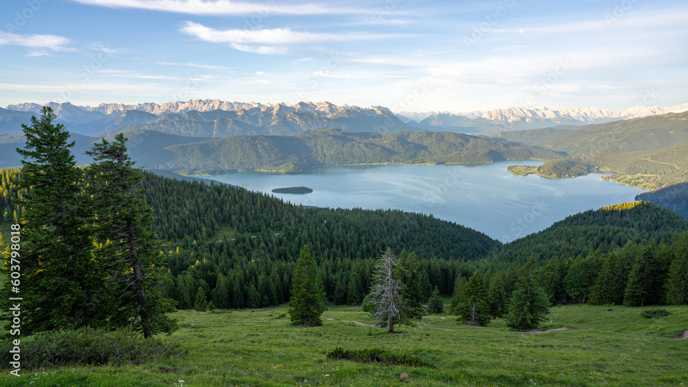 Sonnenaufgang am Walchensee, Aussicht vom Jochberg Sonnenaufgang am Walchensee, Aussicht vom Jochberg