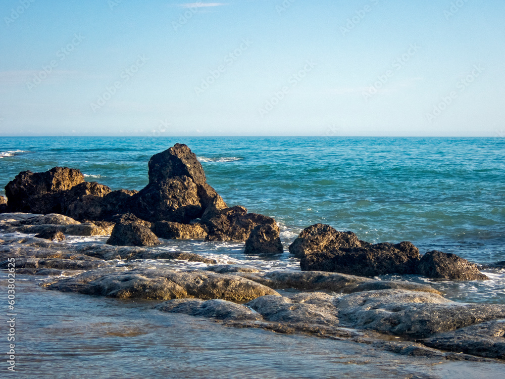Spiaggia rocciosa di Ralmonte sulla costa del Mar Mediterraneo