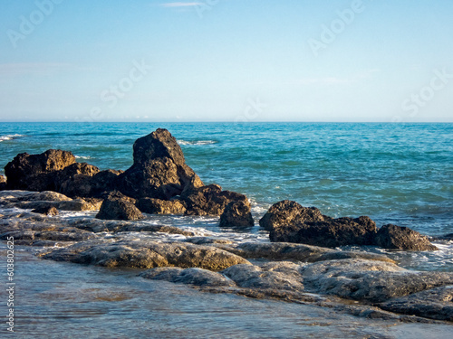 Spiaggia rocciosa di Ralmonte sulla costa del Mar Mediterraneo