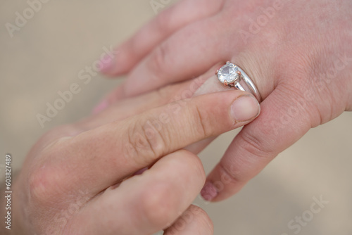 demande en mariage avec passage d'une bague de fiançaille au doigt
