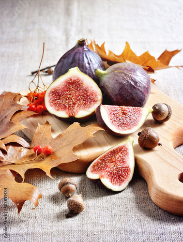 Ripe figs, Thanksgiving or autumn table setting. Selective focus.