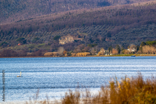 Le lac de Bracciano en Italie