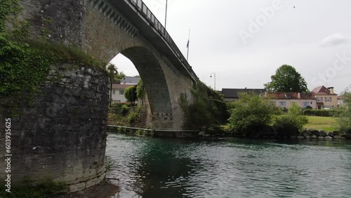 Vue du pont Qur de Mousserrolles, à Navarrenx en France photo