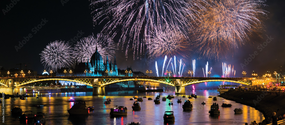 Obraz premium Fireworks over Margit bridge and Parliament in Budapest