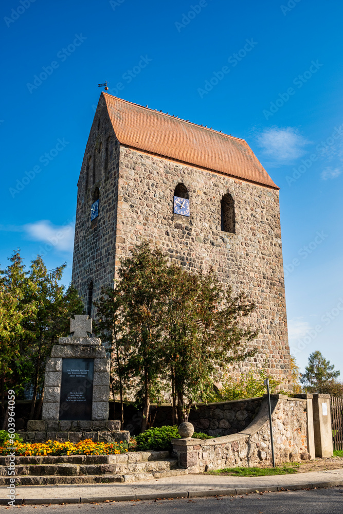 Fototapeta premium Dorfkirche Bergsdorf, Zehdenick, Oberhavel, Brandenburg, Deustchland