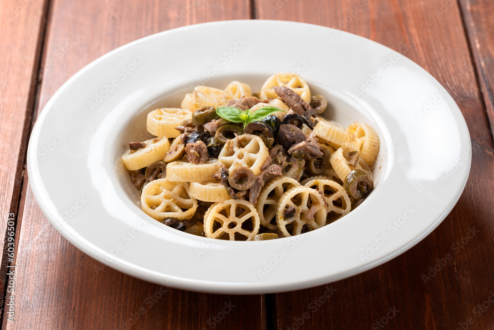 Piatto di pasta condita con deliziosa salsa di tonno alla tabarchina, pasta italiana Piatto di pasta condita con deliziosa salsa di tonno alla tabarchina, pasta italiana