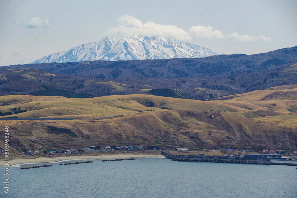 ゴロタ岬展望台から礼文島越しに見える利尻山