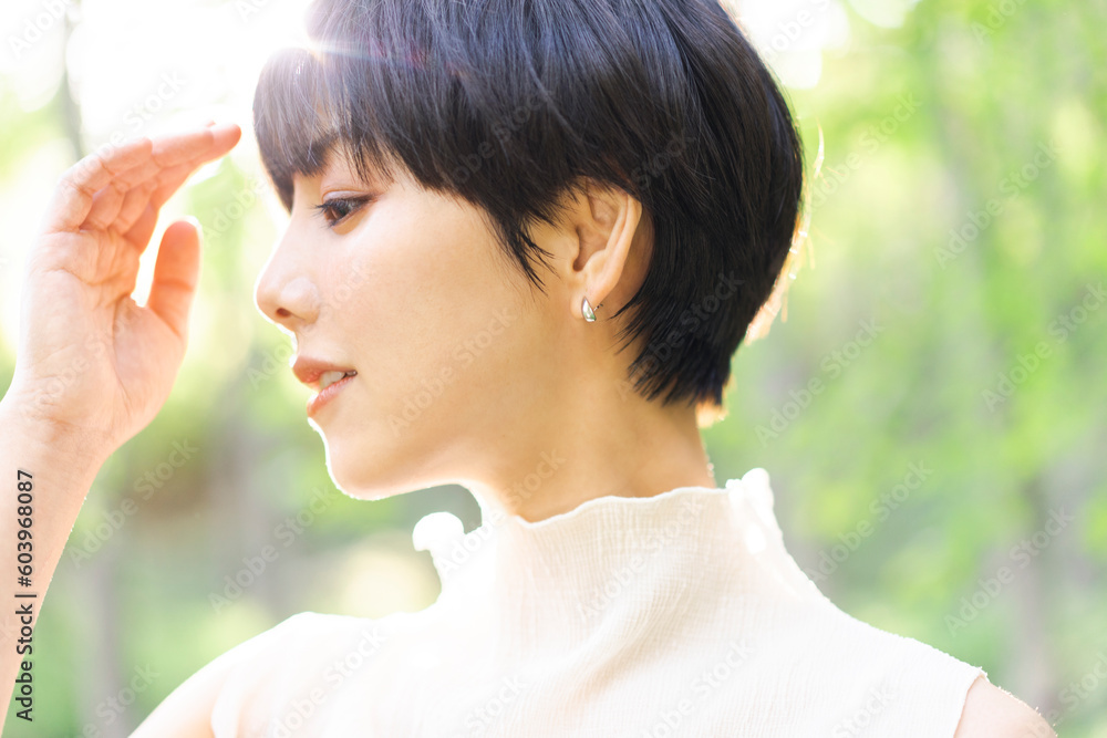 若い女性の横顔/自然光野外 若い女性の横顔/自然光野外