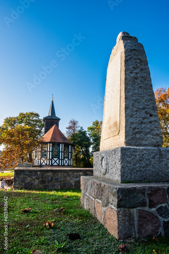 Gefallenendenkmal vor Dorfkirche Altlüdersdorf, Gransee, Brandenburg, Deustchland