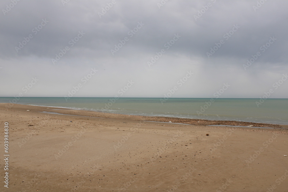 Mare calmo dalla spiaggia