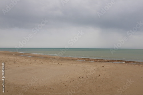 Mare calmo dalla spiaggia