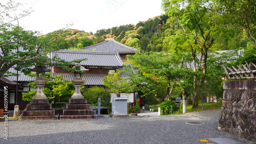 Kiyomizu-dera, un complexe construit à flanc de montagne, qui offre un magnifique panorama sur la ville, bâtiments religieux, en plein milieu d'une dense foret de verdure asiatique, lieu de prière