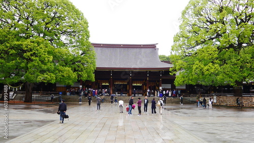 Grand cour d'un complexe de batiment religieux et de prière, avec un peu de végétation asiatique, de temples japonais, sous un temps nuageux et humide, avec quelques touristes découvrant les lieux photo