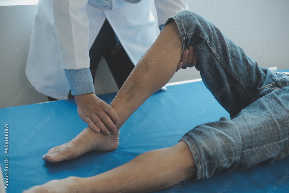 Obraz premium Doctor or physical therapist examines back pain and spinal area to give advice within the rehabilitation center.