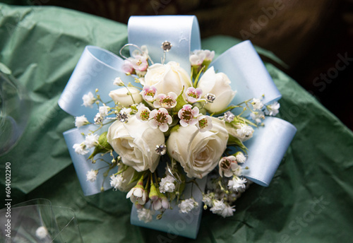 Fotografiet wedding corsage with roses &  blue bow.
