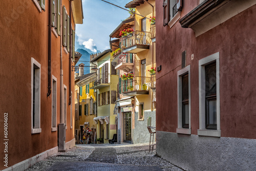 Fototapeta Naklejka Na Ścianę i Meble -  Altstadtgasse in Malsesine am Gardasee, Lombardei, Italien