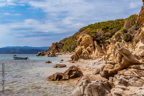 Felsenküste am Ortsrand von Ouranopoli, Mönchsrepubllik Athos, Griechenland © Puravida Fotografie