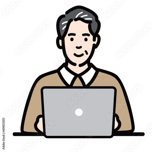 ラップトップの前に座って笑顔の中年男性
