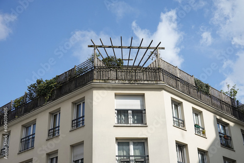 Terrasse au dernier étage d'un immeuble photo