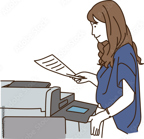 プリンターの前で書類を持つ女性
