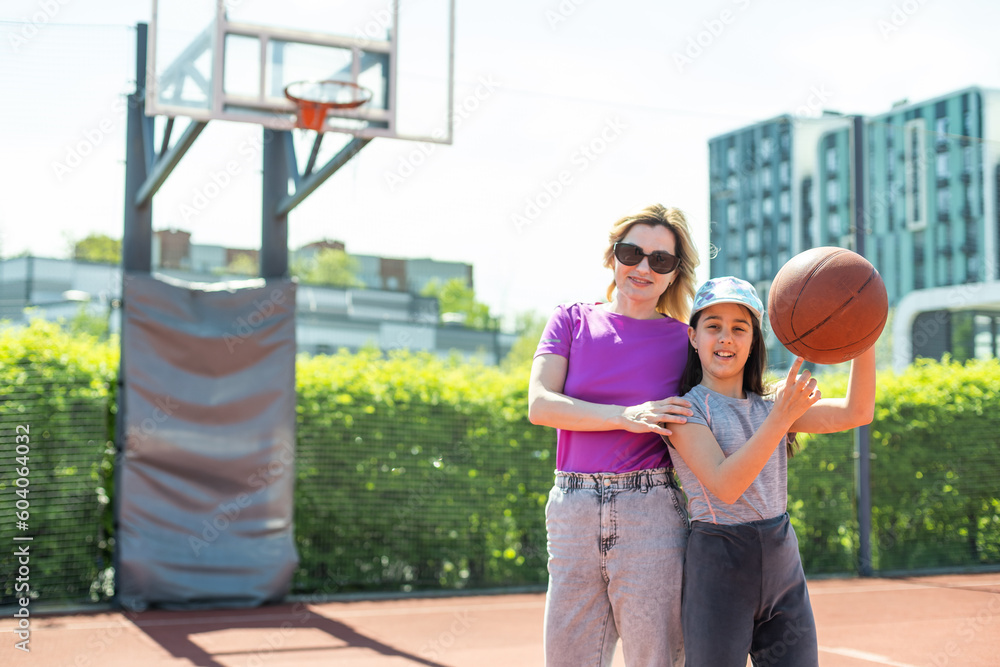Obraz premium Mother and daughter playing basketball.