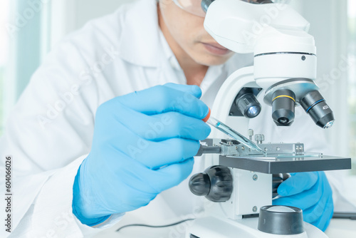 Billede på lærred Scientist analyze biochemical samples in advanced scientific laboratory