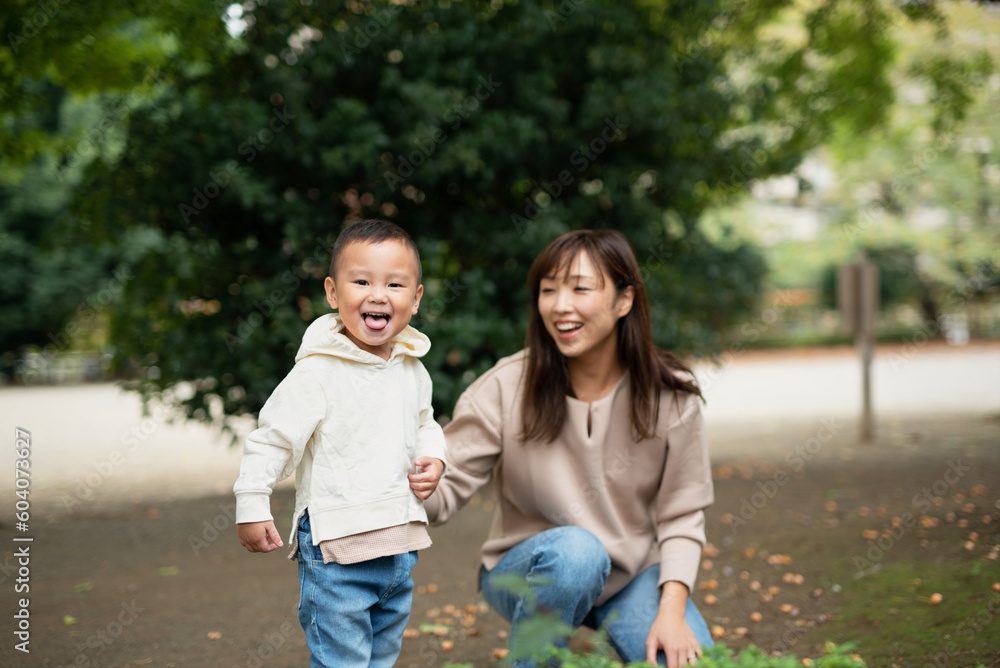 公園で遊ぶ親子のポートレート 公園で遊ぶ親子のポートレート