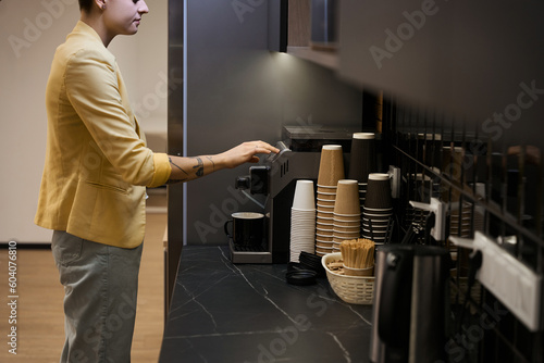 Obraz na płótnie Woman making coffee in office coffee machine w salonie