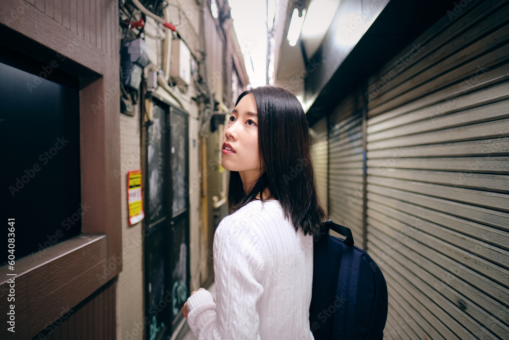 路地裏を散策する女性 路地裏を散策する女性